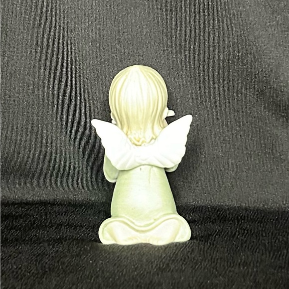 Lefton China kneeling angel figurine playing flute, Christopher Collection 1983 - Picture 4 of 5